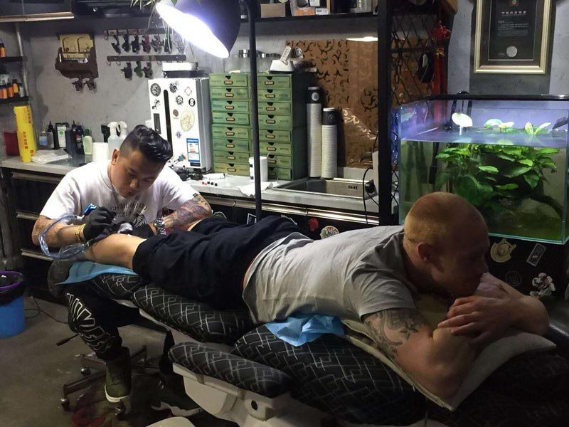 Tatovør i Shenyang - ny tatovering på læggen